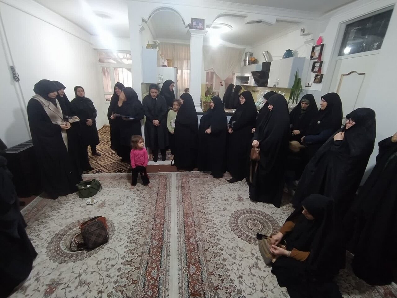طلاب و اساتید مدرسه علمیه نجمه خاتون تکاب با خانواده شهید «یوسف عیدی» دیدار کردند+ عکس
