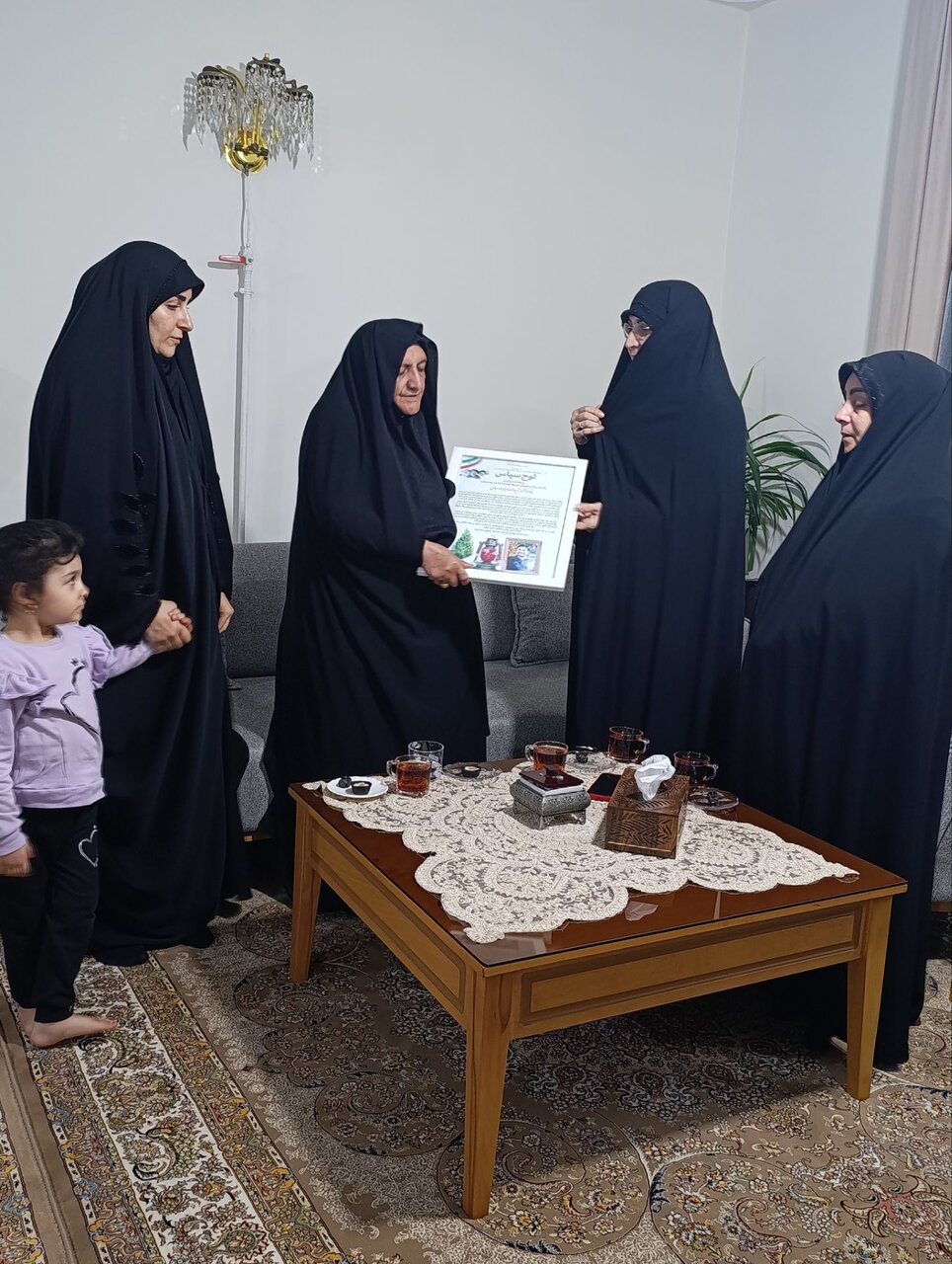 دیدار طلاب شاهین‌دژ با خانواده شهید «امید حسن‌پور»؛ روایت صبر و وفاداری در سایه شهادت+ تصاویر