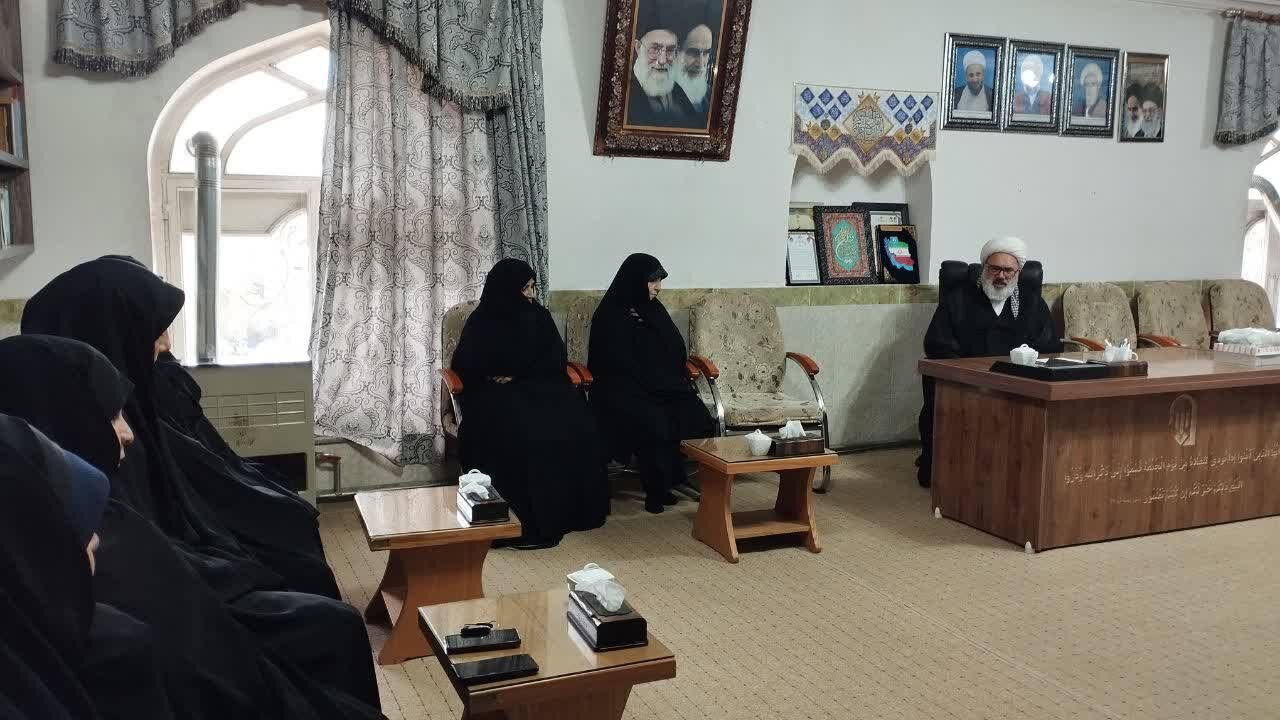 تجلیل اساتید مدرسه علمیه خواهران میاندوآب از امام جمعه این شهر + عکس