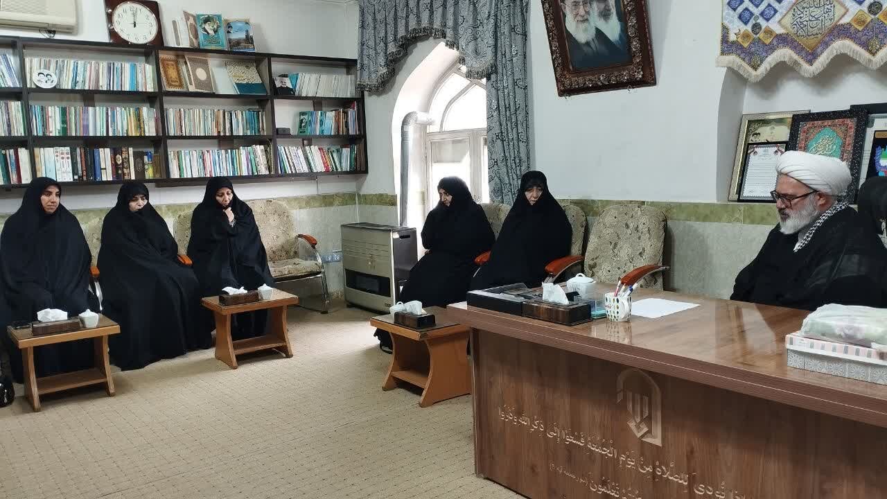 تجلیل اساتید مدرسه علمیه خواهران میاندوآب از امام جمعه این شهر + عکس