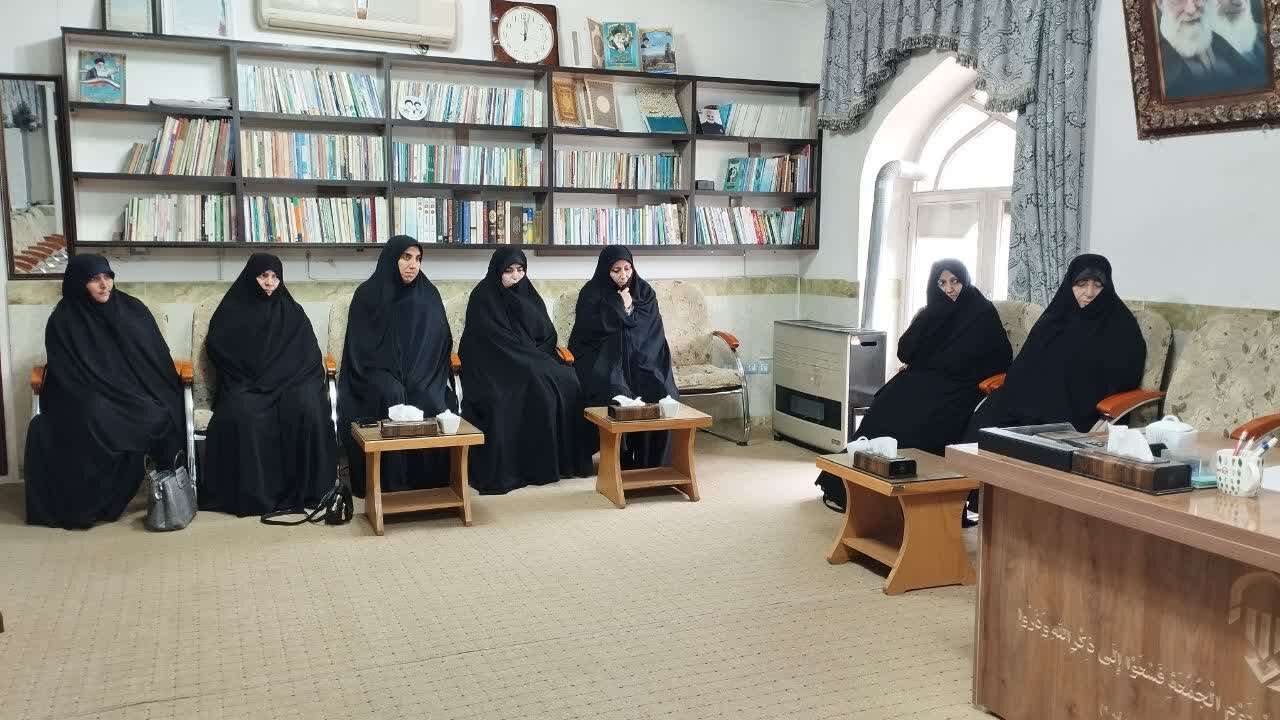 تجلیل اساتید مدرسه علمیه خواهران میاندوآب از امام جمعه این شهر + عکس