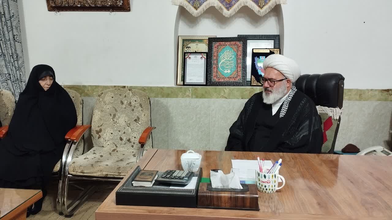 تجلیل اساتید مدرسه علمیه خواهران میاندوآب از امام جمعه این شهر + عکس