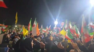فیلم| فریاد مرگ بر آمریکا و مرگ بر اسرائیل مردم اراک در حسینیه شهدا