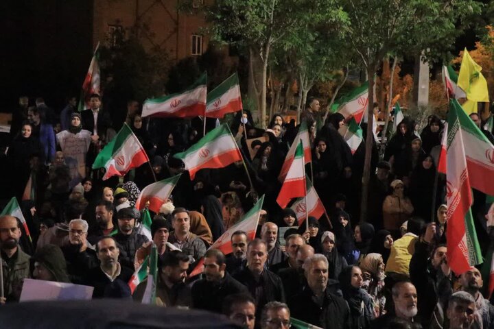 تصاویر/ اجتماع شبانه مردمی شریف شهرستان قرچک در میدان امام خمینی (ره)