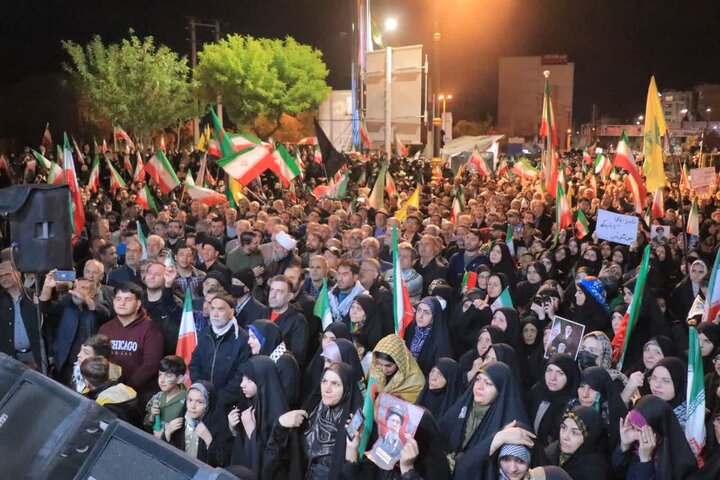 تصاویر/ اجتماع شبانه مردمی شریف شهرستان قرچک در میدان امام خمینی (ره)
