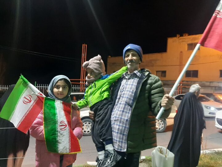 تصاویر/ مؤمنان بخش «رینه» لاریجان، در تجمع شبانه بیست و ششم فروردین