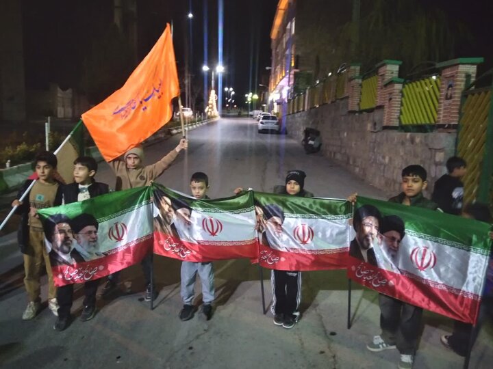 تصاویر/ مؤمنان بخش «رینه» لاریجان، در تجمع شبانه بیست و ششم فروردین