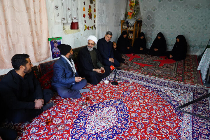 تصاویر/ دیدار با خانواده شهدای ناو دنا
