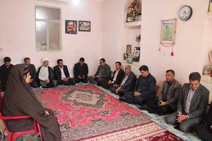 تصاویر/ دیدار جمعی از مسئولین استانی و شهری از سه خانواده شهید در شهر جوپار