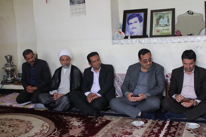 تصاویر/ دیدار جمعی از مسئولین استانی و شهری از سه خانواده شهید در شهر جوپار