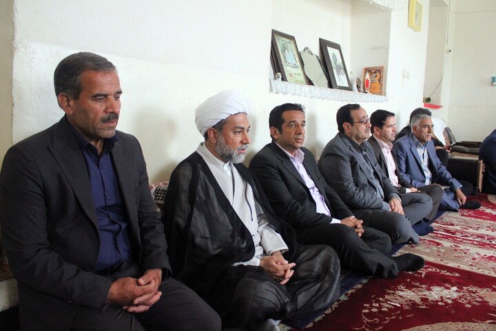 تصاویر/ دیدار جمعی از مسئولین استانی و شهری از سه خانواده شهید در شهر جوپار