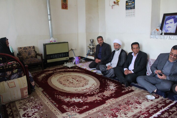 تصاویر/ دیدار جمعی از مسئولین استانی و شهری از سه خانواده شهید در شهر جوپار