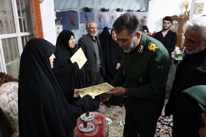 تصاویر / تجلیل فرمانده سپاه از خانواده شهدای شهرستان نهاوند