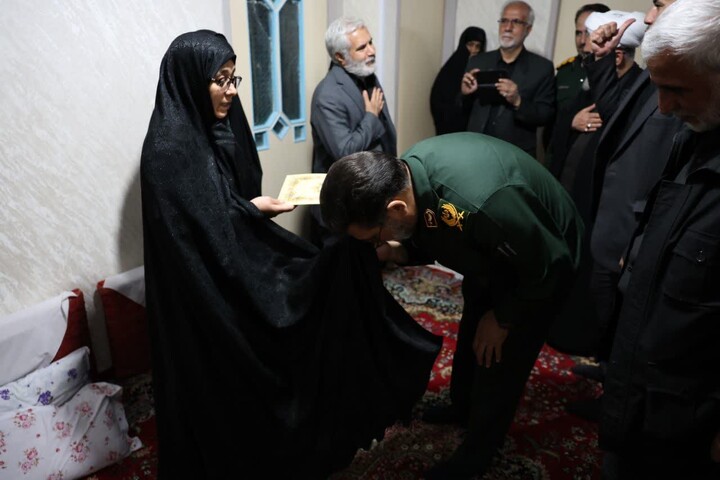 تصاویر / تجلیل فرمانده سپاه از خانواده شهدای شهرستان نهاوند