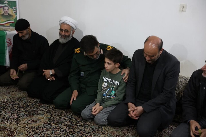 تصاویر / تجلیل فرمانده سپاه از خانواده شهدای شهرستان نهاوند
