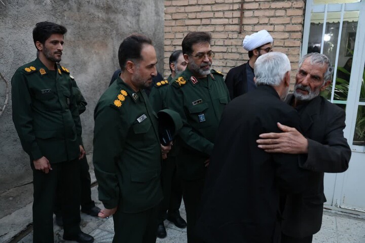 تصاویر / تجلیل فرمانده سپاه از خانواده شهدای شهرستان نهاوند
