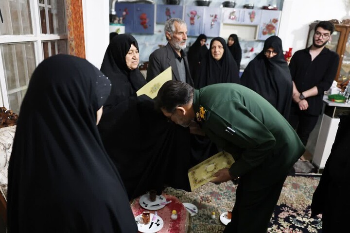 تصاویر / تجلیل فرمانده سپاه از خانواده شهدای شهرستان نهاوند