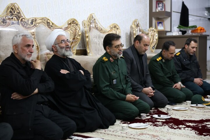 تصاویر / تجلیل فرمانده سپاه از خانواده شهدای شهرستان نهاوند