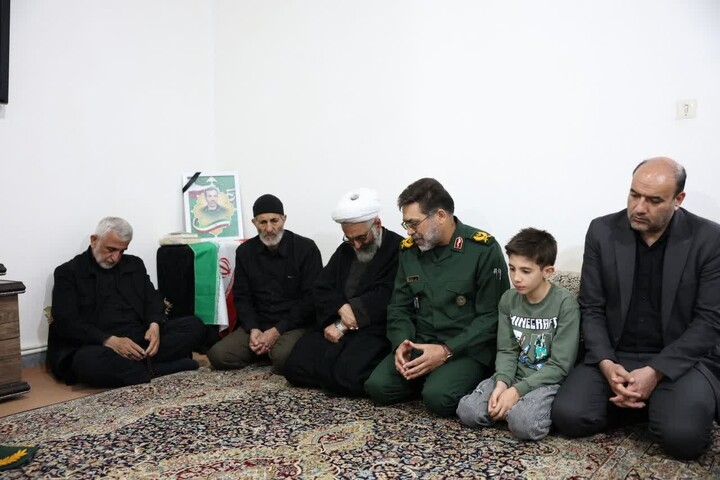 تصاویر / تجلیل فرمانده سپاه از خانواده شهدای شهرستان نهاوند