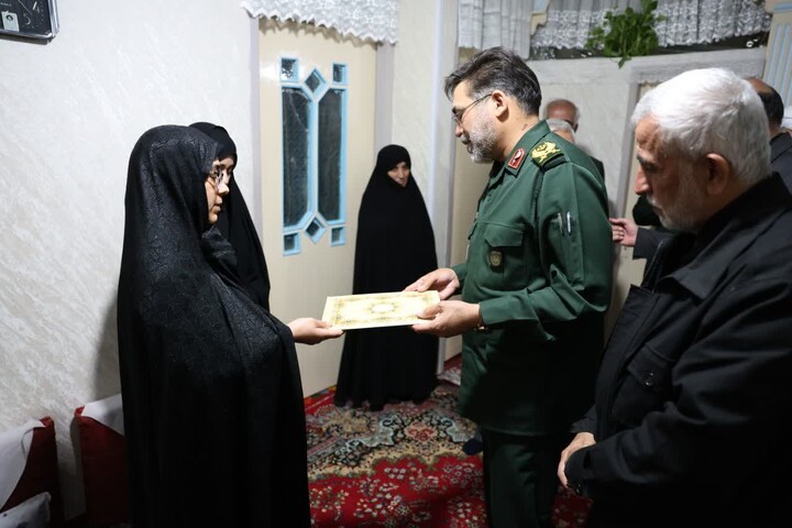 تصاویر / تجلیل فرمانده سپاه از خانواده شهدای شهرستان نهاوند