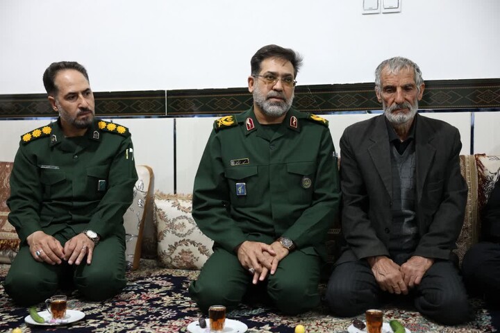 تصاویر / تجلیل فرمانده سپاه از خانواده شهدای شهرستان نهاوند