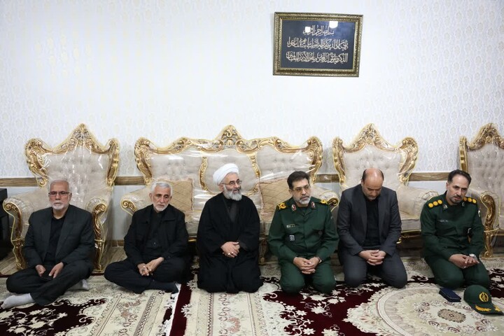 تصاویر / تجلیل فرمانده سپاه از خانواده شهدای شهرستان نهاوند