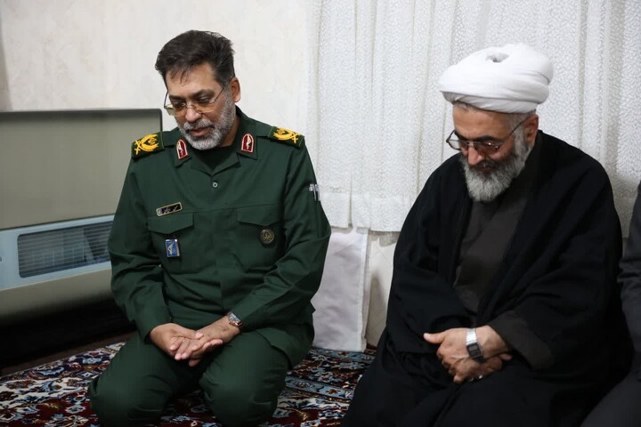 تصاویر / تجلیل فرمانده سپاه از خانواده شهدای شهرستان نهاوند