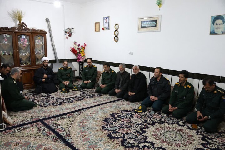 تصاویر / تجلیل فرمانده سپاه از خانواده شهدای شهرستان نهاوند