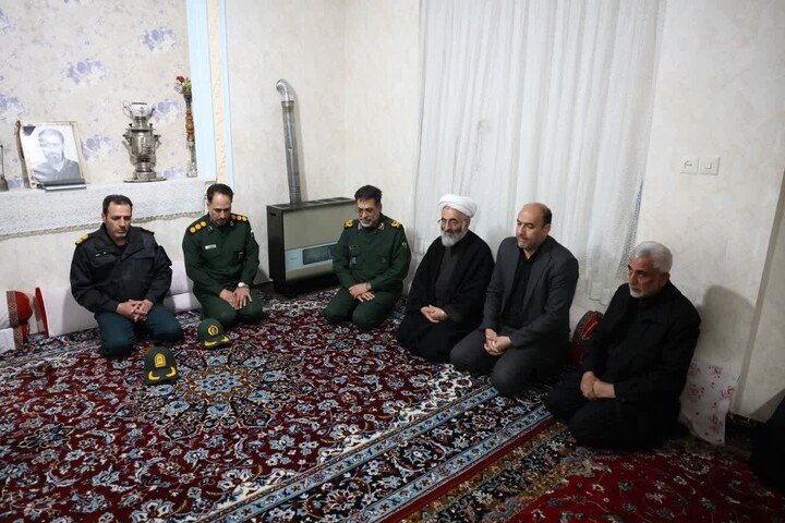 تصاویر / تجلیل فرمانده سپاه از خانواده شهدای شهرستان نهاوند
