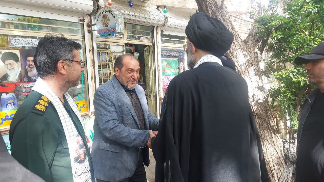 تفقد و دلجویی نماینده ولیفقیه در کاشان با خانواده اولین بانوی شهیده نطنز