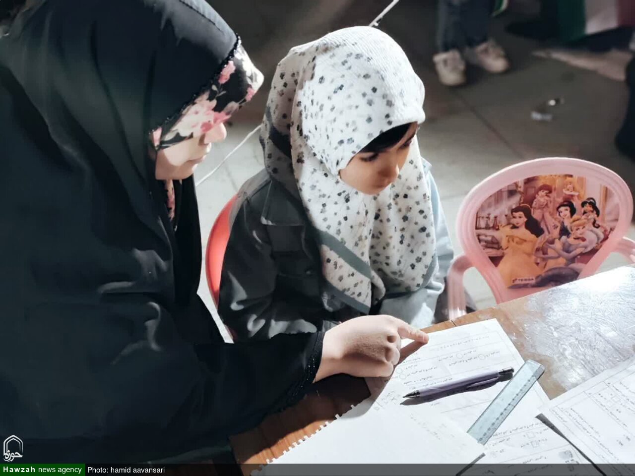 طلبهمعلمان آذرشهری شبها را وقف آموزش دانشآموزان کردند + عکس