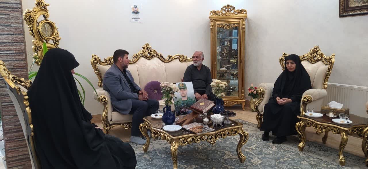 تفقد و تجلیل اساتید مدرسه علمیه حضرت زینب(س) ملایر از خانواده معظم شهید علی ترکمن