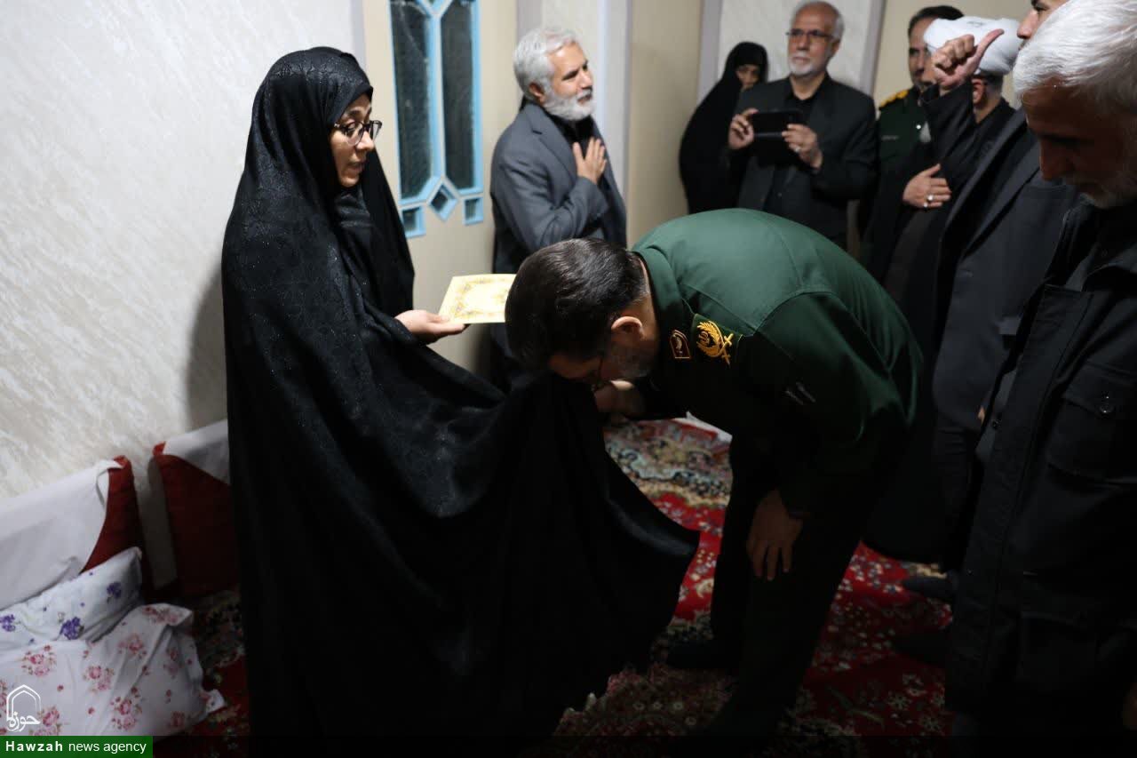 تصاویر / تجلیل فرمانده سپاه از خانواده شهدای شهرستان نهاوند
