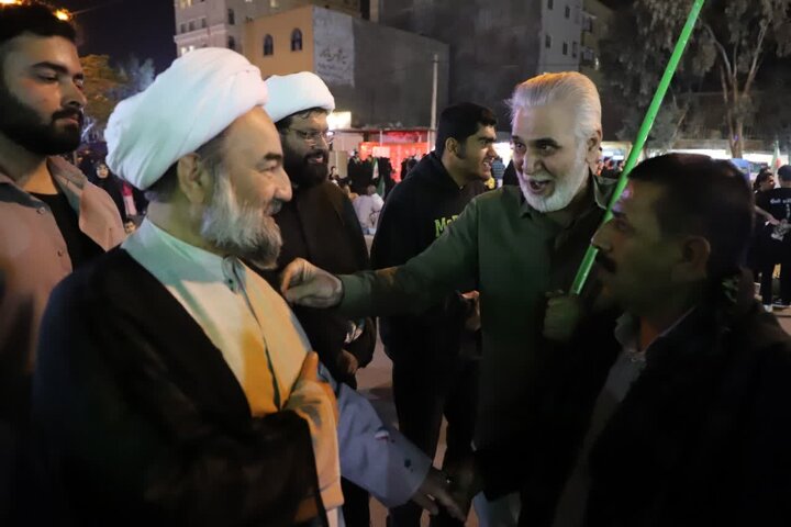 تصاویر/زاهدانی‌ها در میانه میدان؛ روایت حضور نماینده ولی‌فقیه در سیستان و بلوچستان