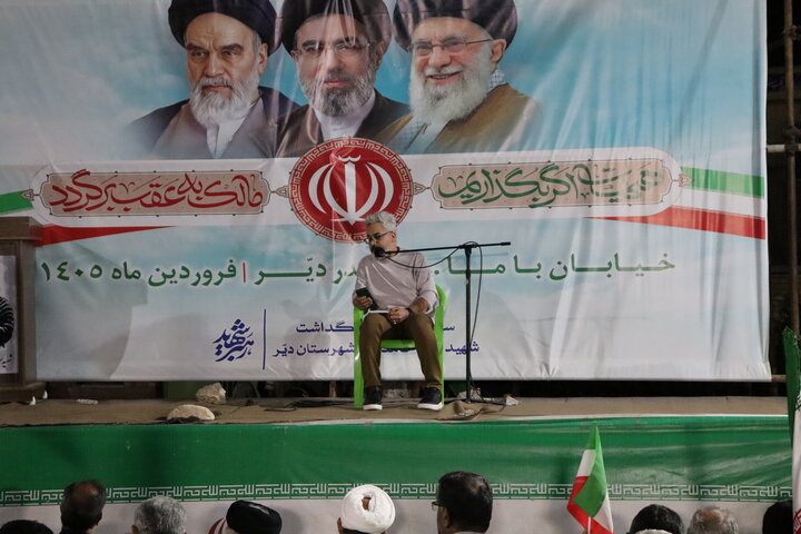 تصاویر/ مردم دیّر ایستاده در میدان