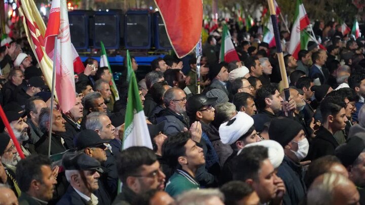 تصاویر/ تجمع شبانه خیابانی مردم دارالمومنین خوی در بیست و هفتم فروردین