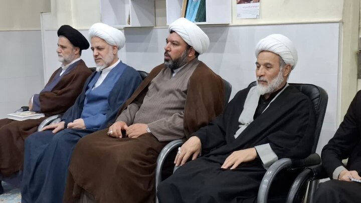 تصاویر/نشست بصیرتی روحانیون و مبلغین ساوه با حضور دکتر نبویان