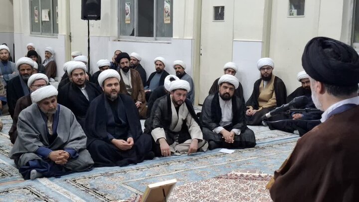تصاویر/نشست بصیرتی روحانیون و مبلغین ساوه با حضور دکتر نبویان