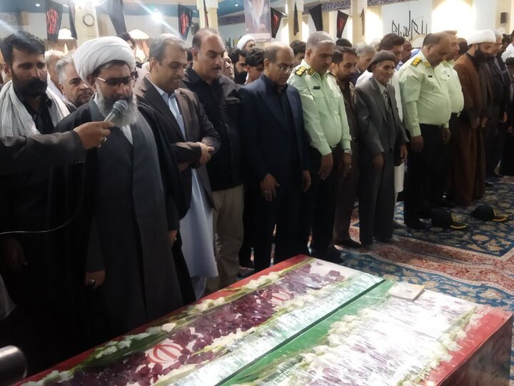 تصاویر/ نماز وحدت بر پیکر مطهر شهدای حمله تروریستی سراوان