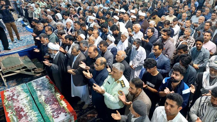 تصاویر/ نماز وحدت بر پیکر مطهر شهدای حمله تروریستی سراوان