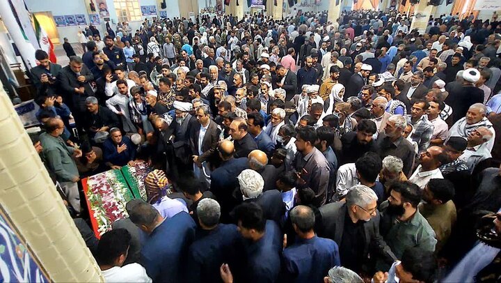 تصاویر/ نماز وحدت بر پیکر مطهر شهدای حمله تروریستی سراوان