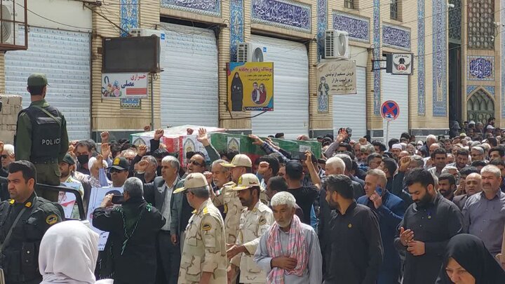 تصاویر/ نماز وحدت بر پیکر مطهر شهدای حمله تروریستی سراوان