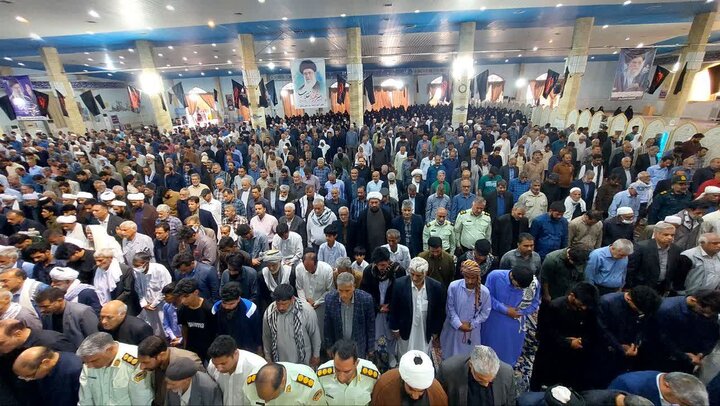 تصاویر/ نماز وحدت بر پیکر مطهر شهدای حمله تروریستی سراوان