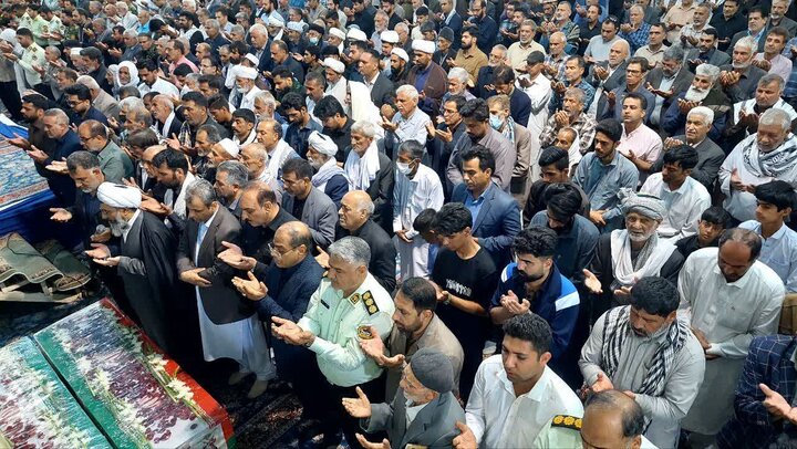 تصاویر/ نماز وحدت بر پیکر مطهر شهدای حمله تروریستی سراوان