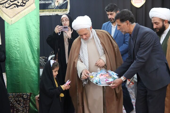 تصاویر / تقدیر امام جمعه اسدآباد از دختران حاضر در نماز جمعه