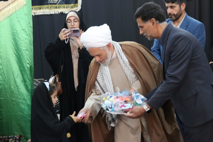 تصاویر / تقدیر امام جمعه اسدآباد از دختران حاضر در نماز جمعه