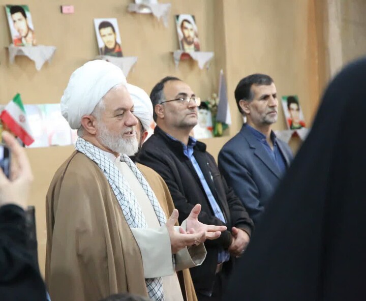 تصاویر / تقدیر امام جمعه اسدآباد از دختران حاضر در نماز جمعه
