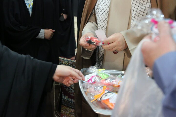 تصاویر / تقدیر امام جمعه اسدآباد از دختران حاضر در نماز جمعه