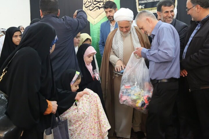 تصاویر / تقدیر امام جمعه اسدآباد از دختران حاضر در نماز جمعه