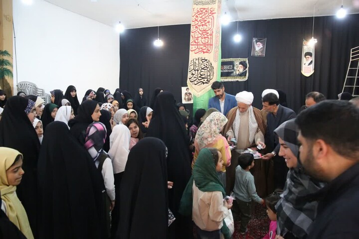 تصاویر / تقدیر امام جمعه اسدآباد از دختران حاضر در نماز جمعه